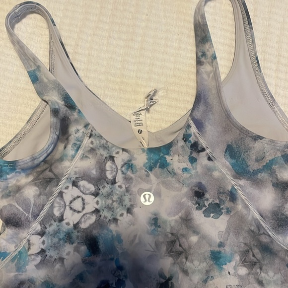 Lululemon crop top with built in bra in new conditions. - Picture 3 of 5